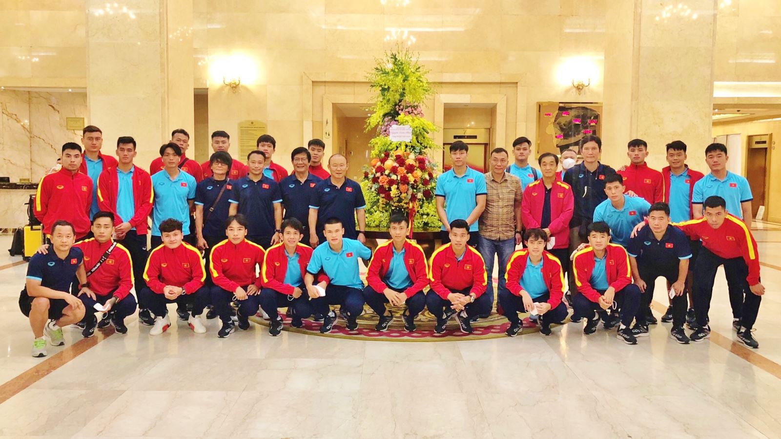 Đội tuyển Việt Nam được Chủ tịch nước Nguyễn Xuân Phúc gửi hoa động viên 